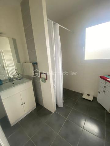 Découvrez cette charmante maison mitoyenne de 70 m² située à Mimizan bourg, construite en 2013.

Soigneusement entretenue, elle se distingue par son excellent état général et son atmosphère chaleureuse.
Elle se compose d'une cuisine ouverte, moderne, aménagée et équipée, donnant sur un salon/séjour lumineux, offrant un espace de vie agréable et convivial au quotidien.
L'espace nuit comprend 2 chambres confortables, une salle d'eau ainsi qu'un wc indépendant pour plus de praticité.
Côté extérieur, vous profiterez d'un terrain de 275 m² entièrement clôturé, parfait pour les moments de détente, les repas en plein air ou pour les enfants.
Un garage complète ce bien et offre un espace de rangement supplémentaire.

Situé dans un environnement pratique et recherché, la maison bénéficie de la proximité des établissements scolaires et des commerces, installations sportives, pistes cyclables, facilitant le quotidien.

Les atouts : 
- Maison récente
- Jolie et lumineuse
- Proche écoles et commerces
- Moins de 10 minutes des plages
- Terrain clos
- Environnement calme
- Pistes cyclables
- Piscine
- Installations sportives

Aucun travaux à prévoir
Idéal pour un premier achat, un jeune couple ou pour un investissement locatif.