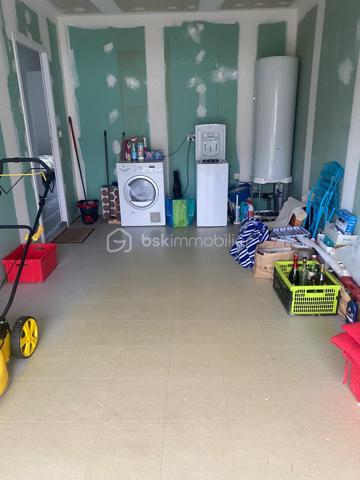 Découvrez cette charmante maison mitoyenne de 70 m² située à Mimizan bourg, construite en 2013.

Soigneusement entretenue, elle se distingue par son excellent état général et son atmosphère chaleureuse.
Elle se compose d'une cuisine ouverte, moderne, aménagée et équipée, donnant sur un salon/séjour lumineux, offrant un espace de vie agréable et convivial au quotidien.
L'espace nuit comprend 2 chambres confortables, une salle d'eau ainsi qu'un wc indépendant pour plus de praticité.
Côté extérieur, vous profiterez d'un terrain de 275 m² entièrement clôturé, parfait pour les moments de détente, les repas en plein air ou pour les enfants.
Un garage complète ce bien et offre un espace de rangement supplémentaire.

Situé dans un environnement pratique et recherché, la maison bénéficie de la proximité des établissements scolaires et des commerces, installations sportives, pistes cyclables, facilitant le quotidien.

Les atouts : 
- Maison récente
- Jolie et lumineuse
- Proche écoles et commerces
- Moins de 10 minutes des plages
- Terrain clos
- Environnement calme
- Pistes cyclables
- Piscine
- Installations sportives

Aucun travaux à prévoir
Idéal pour un premier achat, un jeune couple ou pour un investissement locatif.