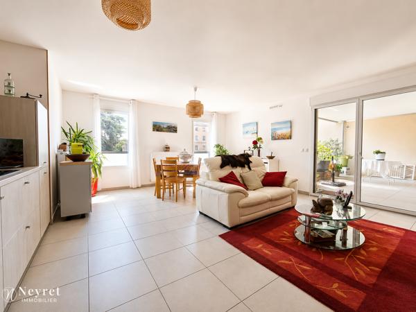 VILLEFRANCHE-SUR-SAÔNE CENTRE – T4 RÉCENT AVEC TERRASSE COUVERTE DE 37 M² ET GARAGE