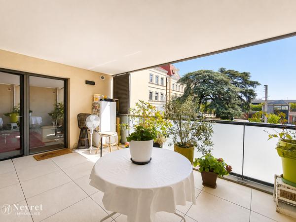 VILLEFRANCHE-SUR-SAÔNE CENTRE – T4 RÉCENT AVEC TERRASSE COUVERTE DE 37 M² ET GARAGE