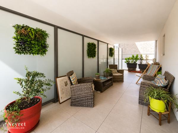 VILLEFRANCHE-SUR-SAÔNE CENTRE – T4 RÉCENT AVEC TERRASSE COUVERTE DE 37 M² ET GARAGE