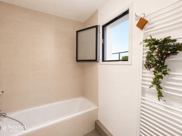 VILLEFRANCHE-SUR-SAÔNE CENTRE – T4 RÉCENT AVEC TERRASSE COUVERTE DE 37 M² ET GARAGE