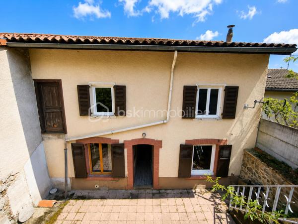 Vous recherchez une maison offrant de beaux volumes et un véritable potentiel de rénovation ? Cette maison de ville de 167 m², située à deux pas des commodités de Boën-sur-Lignon, pourrait bien être celle que vous attendiez.

Répartie sur trois niveaux, elle offre une organisation idéale pour une famille ou pour un projet de résidence principale à personnaliser.

Dès le rez-de-chaussée, vous découvrirez un garage, deux caves, un WC ainsi qu'une pièce supplémentaire offrant de nombreuses possibilités d'aménagement : atelier, salle de jeux, bureau, local professionnel ou encore studio selon vos besoins et vos projets

Au premier étage, les espaces de vie se composent d'un salon/séjour lumineux, d'une cuisine indépendante, d'une salle de bains, d'un WC séparé ainsi que d'une buanderie.

Le deuxième étage accueille quatre chambres et un bureau, permettant d'imaginer facilement une grande maison familiale ou des espaces de télétravail.

À l'extérieur, une parcelle d'environ 190 m² vous permettra de profiter d'un espace agréable en ville.

Côté technique, plusieurs éléments sont déjà en place :

toiture refaite en 2012,
chauffage par chaudière à granulés,
menuiseries en double vitrage,
raccordement au tout-à-l'égout,
DPE classé D.

Des travaux de rénovation seront toutefois à prévoir afin de remettre cette maison au goût du jour et d'exploiter pleinement tout son potentiel.

Une belle opportunité pour les acquéreurs souhaitant créer un intérieur à leur image tout en bénéficiant d'une surface généreuse et d'un prix attractif.

À découvrir sans tarder !