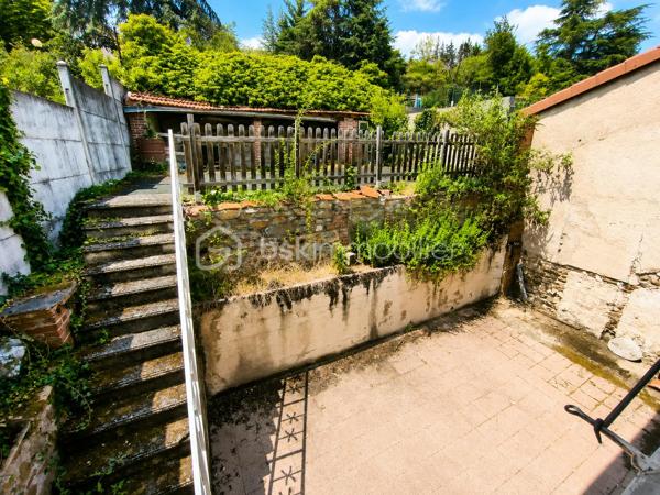 Vous recherchez une maison offrant de beaux volumes et un véritable potentiel de rénovation ? Cette maison de ville de 167 m², située à deux pas des commodités de Boën-sur-Lignon, pourrait bien être celle que vous attendiez.

Répartie sur trois niveaux, elle offre une organisation idéale pour une famille ou pour un projet de résidence principale à personnaliser.

Dès le rez-de-chaussée, vous découvrirez un garage, deux caves, un WC ainsi qu'une pièce supplémentaire offrant de nombreuses possibilités d'aménagement : atelier, salle de jeux, bureau, local professionnel ou encore studio selon vos besoins et vos projets

Au premier étage, les espaces de vie se composent d'un salon/séjour lumineux, d'une cuisine indépendante, d'une salle de bains, d'un WC séparé ainsi que d'une buanderie.

Le deuxième étage accueille quatre chambres et un bureau, permettant d'imaginer facilement une grande maison familiale ou des espaces de télétravail.

À l'extérieur, une parcelle d'environ 190 m² vous permettra de profiter d'un espace agréable en ville.

Côté technique, plusieurs éléments sont déjà en place :

toiture refaite en 2012,
chauffage par chaudière à granulés,
menuiseries en double vitrage,
raccordement au tout-à-l'égout,
DPE classé D.

Des travaux de rénovation seront toutefois à prévoir afin de remettre cette maison au goût du jour et d'exploiter pleinement tout son potentiel.

Une belle opportunité pour les acquéreurs souhaitant créer un intérieur à leur image tout en bénéficiant d'une surface généreuse et d'un prix attractif.

À découvrir sans tarder !