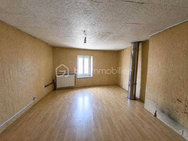 Vous recherchez une maison offrant de beaux volumes et un véritable potentiel de rénovation ? Cette maison de ville de 167 m², située à deux pas des commodités de Boën-sur-Lignon, pourrait bien être celle que vous attendiez.

Répartie sur trois niveaux, elle offre une organisation idéale pour une famille ou pour un projet de résidence principale à personnaliser.

Dès le rez-de-chaussée, vous découvrirez un garage, deux caves, un WC ainsi qu'une pièce supplémentaire offrant de nombreuses possibilités d'aménagement : atelier, salle de jeux, bureau, local professionnel ou encore studio selon vos besoins et vos projets

Au premier étage, les espaces de vie se composent d'un salon/séjour lumineux, d'une cuisine indépendante, d'une salle de bains, d'un WC séparé ainsi que d'une buanderie.

Le deuxième étage accueille quatre chambres et un bureau, permettant d'imaginer facilement une grande maison familiale ou des espaces de télétravail.

À l'extérieur, une parcelle d'environ 190 m² vous permettra de profiter d'un espace agréable en ville.

Côté technique, plusieurs éléments sont déjà en place :

toiture refaite en 2012,
chauffage par chaudière à granulés,
menuiseries en double vitrage,
raccordement au tout-à-l'égout,
DPE classé D.

Des travaux de rénovation seront toutefois à prévoir afin de remettre cette maison au goût du jour et d'exploiter pleinement tout son potentiel.

Une belle opportunité pour les acquéreurs souhaitant créer un intérieur à leur image tout en bénéficiant d'une surface généreuse et d'un prix attractif.

À découvrir sans tarder !