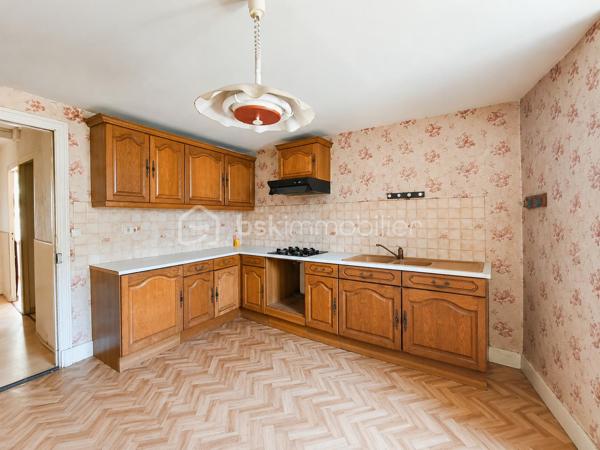 Vous recherchez une maison offrant de beaux volumes et un véritable potentiel de rénovation ? Cette maison de ville de 167 m², située à deux pas des commodités de Boën-sur-Lignon, pourrait bien être celle que vous attendiez.

Répartie sur trois niveaux, elle offre une organisation idéale pour une famille ou pour un projet de résidence principale à personnaliser.

Dès le rez-de-chaussée, vous découvrirez un garage, deux caves, un WC ainsi qu'une pièce supplémentaire offrant de nombreuses possibilités d'aménagement : atelier, salle de jeux, bureau, local professionnel ou encore studio selon vos besoins et vos projets

Au premier étage, les espaces de vie se composent d'un salon/séjour lumineux, d'une cuisine indépendante, d'une salle de bains, d'un WC séparé ainsi que d'une buanderie.

Le deuxième étage accueille quatre chambres et un bureau, permettant d'imaginer facilement une grande maison familiale ou des espaces de télétravail.

À l'extérieur, une parcelle d'environ 190 m² vous permettra de profiter d'un espace agréable en ville.

Côté technique, plusieurs éléments sont déjà en place :

toiture refaite en 2012,
chauffage par chaudière à granulés,
menuiseries en double vitrage,
raccordement au tout-à-l'égout,
DPE classé D.

Des travaux de rénovation seront toutefois à prévoir afin de remettre cette maison au goût du jour et d'exploiter pleinement tout son potentiel.

Une belle opportunité pour les acquéreurs souhaitant créer un intérieur à leur image tout en bénéficiant d'une surface généreuse et d'un prix attractif.

À découvrir sans tarder !