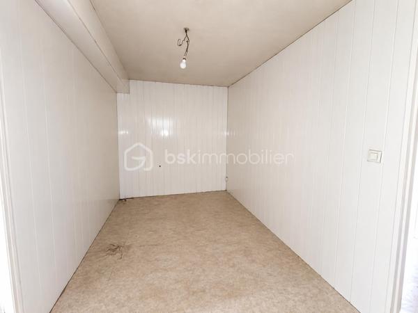 Vous recherchez une maison offrant de beaux volumes et un véritable potentiel de rénovation ? Cette maison de ville de 167 m², située à deux pas des commodités de Boën-sur-Lignon, pourrait bien être celle que vous attendiez.

Répartie sur trois niveaux, elle offre une organisation idéale pour une famille ou pour un projet de résidence principale à personnaliser.

Dès le rez-de-chaussée, vous découvrirez un garage, deux caves, un WC ainsi qu'une pièce supplémentaire offrant de nombreuses possibilités d'aménagement : atelier, salle de jeux, bureau, local professionnel ou encore studio selon vos besoins et vos projets

Au premier étage, les espaces de vie se composent d'un salon/séjour lumineux, d'une cuisine indépendante, d'une salle de bains, d'un WC séparé ainsi que d'une buanderie.

Le deuxième étage accueille quatre chambres et un bureau, permettant d'imaginer facilement une grande maison familiale ou des espaces de télétravail.

À l'extérieur, une parcelle d'environ 190 m² vous permettra de profiter d'un espace agréable en ville.

Côté technique, plusieurs éléments sont déjà en place :

toiture refaite en 2012,
chauffage par chaudière à granulés,
menuiseries en double vitrage,
raccordement au tout-à-l'égout,
DPE classé D.

Des travaux de rénovation seront toutefois à prévoir afin de remettre cette maison au goût du jour et d'exploiter pleinement tout son potentiel.

Une belle opportunité pour les acquéreurs souhaitant créer un intérieur à leur image tout en bénéficiant d'une surface généreuse et d'un prix attractif.

À découvrir sans tarder !