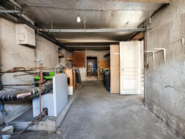 Vous recherchez une maison offrant de beaux volumes et un véritable potentiel de rénovation ? Cette maison de ville de 167 m², située à deux pas des commodités de Boën-sur-Lignon, pourrait bien être celle que vous attendiez.

Répartie sur trois niveaux, elle offre une organisation idéale pour une famille ou pour un projet de résidence principale à personnaliser.

Dès le rez-de-chaussée, vous découvrirez un garage, deux caves, un WC ainsi qu'une pièce supplémentaire offrant de nombreuses possibilités d'aménagement : atelier, salle de jeux, bureau, local professionnel ou encore studio selon vos besoins et vos projets

Au premier étage, les espaces de vie se composent d'un salon/séjour lumineux, d'une cuisine indépendante, d'une salle de bains, d'un WC séparé ainsi que d'une buanderie.

Le deuxième étage accueille quatre chambres et un bureau, permettant d'imaginer facilement une grande maison familiale ou des espaces de télétravail.

À l'extérieur, une parcelle d'environ 190 m² vous permettra de profiter d'un espace agréable en ville.

Côté technique, plusieurs éléments sont déjà en place :

toiture refaite en 2012,
chauffage par chaudière à granulés,
menuiseries en double vitrage,
raccordement au tout-à-l'égout,
DPE classé D.

Des travaux de rénovation seront toutefois à prévoir afin de remettre cette maison au goût du jour et d'exploiter pleinement tout son potentiel.

Une belle opportunité pour les acquéreurs souhaitant créer un intérieur à leur image tout en bénéficiant d'une surface généreuse et d'un prix attractif.

À découvrir sans tarder !