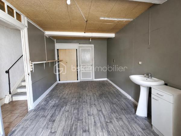 Vous recherchez une maison offrant de beaux volumes et un véritable potentiel de rénovation ? Cette maison de ville de 167 m², située à deux pas des commodités de Boën-sur-Lignon, pourrait bien être celle que vous attendiez.

Répartie sur trois niveaux, elle offre une organisation idéale pour une famille ou pour un projet de résidence principale à personnaliser.

Dès le rez-de-chaussée, vous découvrirez un garage, deux caves, un WC ainsi qu'une pièce supplémentaire offrant de nombreuses possibilités d'aménagement : atelier, salle de jeux, bureau, local professionnel ou encore studio selon vos besoins et vos projets

Au premier étage, les espaces de vie se composent d'un salon/séjour lumineux, d'une cuisine indépendante, d'une salle de bains, d'un WC séparé ainsi que d'une buanderie.

Le deuxième étage accueille quatre chambres et un bureau, permettant d'imaginer facilement une grande maison familiale ou des espaces de télétravail.

À l'extérieur, une parcelle d'environ 190 m² vous permettra de profiter d'un espace agréable en ville.

Côté technique, plusieurs éléments sont déjà en place :

toiture refaite en 2012,
chauffage par chaudière à granulés,
menuiseries en double vitrage,
raccordement au tout-à-l'égout,
DPE classé D.

Des travaux de rénovation seront toutefois à prévoir afin de remettre cette maison au goût du jour et d'exploiter pleinement tout son potentiel.

Une belle opportunité pour les acquéreurs souhaitant créer un intérieur à leur image tout en bénéficiant d'une surface généreuse et d'un prix attractif.

À découvrir sans tarder !