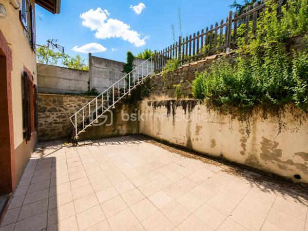 Vous recherchez une maison offrant de beaux volumes et un véritable potentiel de rénovation ? Cette maison de ville de 167 m², située à deux pas des commodités de Boën-sur-Lignon, pourrait bien être celle que vous attendiez.

Répartie sur trois niveaux, elle offre une organisation idéale pour une famille ou pour un projet de résidence principale à personnaliser.

Dès le rez-de-chaussée, vous découvrirez un garage, deux caves, un WC ainsi qu'une pièce supplémentaire offrant de nombreuses possibilités d'aménagement : atelier, salle de jeux, bureau, local professionnel ou encore studio selon vos besoins et vos projets

Au premier étage, les espaces de vie se composent d'un salon/séjour lumineux, d'une cuisine indépendante, d'une salle de bains, d'un WC séparé ainsi que d'une buanderie.

Le deuxième étage accueille quatre chambres et un bureau, permettant d'imaginer facilement une grande maison familiale ou des espaces de télétravail.

À l'extérieur, une parcelle d'environ 190 m² vous permettra de profiter d'un espace agréable en ville.

Côté technique, plusieurs éléments sont déjà en place :

toiture refaite en 2012,
chauffage par chaudière à granulés,
menuiseries en double vitrage,
raccordement au tout-à-l'égout,
DPE classé D.

Des travaux de rénovation seront toutefois à prévoir afin de remettre cette maison au goût du jour et d'exploiter pleinement tout son potentiel.

Une belle opportunité pour les acquéreurs souhaitant créer un intérieur à leur image tout en bénéficiant d'une surface généreuse et d'un prix attractif.

À découvrir sans tarder !
