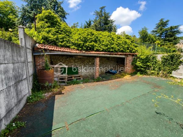 Vous recherchez une maison offrant de beaux volumes et un véritable potentiel de rénovation ? Cette maison de ville de 167 m², située à deux pas des commodités de Boën-sur-Lignon, pourrait bien être celle que vous attendiez.

Répartie sur trois niveaux, elle offre une organisation idéale pour une famille ou pour un projet de résidence principale à personnaliser.

Dès le rez-de-chaussée, vous découvrirez un garage, deux caves, un WC ainsi qu'une pièce supplémentaire offrant de nombreuses possibilités d'aménagement : atelier, salle de jeux, bureau, local professionnel ou encore studio selon vos besoins et vos projets

Au premier étage, les espaces de vie se composent d'un salon/séjour lumineux, d'une cuisine indépendante, d'une salle de bains, d'un WC séparé ainsi que d'une buanderie.

Le deuxième étage accueille quatre chambres et un bureau, permettant d'imaginer facilement une grande maison familiale ou des espaces de télétravail.

À l'extérieur, une parcelle d'environ 190 m² vous permettra de profiter d'un espace agréable en ville.

Côté technique, plusieurs éléments sont déjà en place :

toiture refaite en 2012,
chauffage par chaudière à granulés,
menuiseries en double vitrage,
raccordement au tout-à-l'égout,
DPE classé D.

Des travaux de rénovation seront toutefois à prévoir afin de remettre cette maison au goût du jour et d'exploiter pleinement tout son potentiel.

Une belle opportunité pour les acquéreurs souhaitant créer un intérieur à leur image tout en bénéficiant d'une surface généreuse et d'un prix attractif.

À découvrir sans tarder !