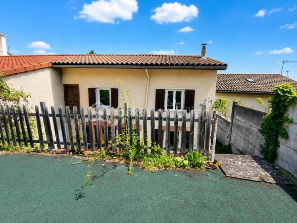 Vous recherchez une maison offrant de beaux volumes et un véritable potentiel de rénovation ? Cette maison de ville de 167 m², située à deux pas des commodités de Boën-sur-Lignon, pourrait bien être celle que vous attendiez.

Répartie sur trois niveaux, elle offre une organisation idéale pour une famille ou pour un projet de résidence principale à personnaliser.

Dès le rez-de-chaussée, vous découvrirez un garage, deux caves, un WC ainsi qu'une pièce supplémentaire offrant de nombreuses possibilités d'aménagement : atelier, salle de jeux, bureau, local professionnel ou encore studio selon vos besoins et vos projets

Au premier étage, les espaces de vie se composent d'un salon/séjour lumineux, d'une cuisine indépendante, d'une salle de bains, d'un WC séparé ainsi que d'une buanderie.

Le deuxième étage accueille quatre chambres et un bureau, permettant d'imaginer facilement une grande maison familiale ou des espaces de télétravail.

À l'extérieur, une parcelle d'environ 190 m² vous permettra de profiter d'un espace agréable en ville.

Côté technique, plusieurs éléments sont déjà en place :

toiture refaite en 2012,
chauffage par chaudière à granulés,
menuiseries en double vitrage,
raccordement au tout-à-l'égout,
DPE classé D.

Des travaux de rénovation seront toutefois à prévoir afin de remettre cette maison au goût du jour et d'exploiter pleinement tout son potentiel.

Une belle opportunité pour les acquéreurs souhaitant créer un intérieur à leur image tout en bénéficiant d'une surface généreuse et d'un prix attractif.

À découvrir sans tarder !