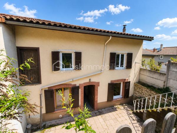 Vous recherchez une maison offrant de beaux volumes et un véritable potentiel de rénovation ? Cette maison de ville de 167 m², située à deux pas des commodités de Boën-sur-Lignon, pourrait bien être celle que vous attendiez.

Répartie sur trois niveaux, elle offre une organisation idéale pour une famille ou pour un projet de résidence principale à personnaliser.

Dès le rez-de-chaussée, vous découvrirez un garage, deux caves, un WC ainsi qu'une pièce supplémentaire offrant de nombreuses possibilités d'aménagement : atelier, salle de jeux, bureau, local professionnel ou encore studio selon vos besoins et vos projets

Au premier étage, les espaces de vie se composent d'un salon/séjour lumineux, d'une cuisine indépendante, d'une salle de bains, d'un WC séparé ainsi que d'une buanderie.

Le deuxième étage accueille quatre chambres et un bureau, permettant d'imaginer facilement une grande maison familiale ou des espaces de télétravail.

À l'extérieur, une parcelle d'environ 190 m² vous permettra de profiter d'un espace agréable en ville.

Côté technique, plusieurs éléments sont déjà en place :

toiture refaite en 2012,
chauffage par chaudière à granulés,
menuiseries en double vitrage,
raccordement au tout-à-l'égout,
DPE classé D.

Des travaux de rénovation seront toutefois à prévoir afin de remettre cette maison au goût du jour et d'exploiter pleinement tout son potentiel.

Une belle opportunité pour les acquéreurs souhaitant créer un intérieur à leur image tout en bénéficiant d'une surface généreuse et d'un prix attractif.

À découvrir sans tarder !