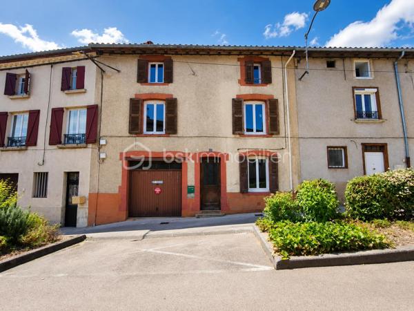 Vous recherchez une maison offrant de beaux volumes et un véritable potentiel de rénovation ? Cette maison de ville de 167 m², située à deux pas des commodités de Boën-sur-Lignon, pourrait bien être celle que vous attendiez.

Répartie sur trois niveaux, elle offre une organisation idéale pour une famille ou pour un projet de résidence principale à personnaliser.

Dès le rez-de-chaussée, vous découvrirez un garage, deux caves, un WC ainsi qu'une pièce supplémentaire offrant de nombreuses possibilités d'aménagement : atelier, salle de jeux, bureau, local professionnel ou encore studio selon vos besoins et vos projets

Au premier étage, les espaces de vie se composent d'un salon/séjour lumineux, d'une cuisine indépendante, d'une salle de bains, d'un WC séparé ainsi que d'une buanderie.

Le deuxième étage accueille quatre chambres et un bureau, permettant d'imaginer facilement une grande maison familiale ou des espaces de télétravail.

À l'extérieur, une parcelle d'environ 190 m² vous permettra de profiter d'un espace agréable en ville.

Côté technique, plusieurs éléments sont déjà en place :

toiture refaite en 2012,
chauffage par chaudière à granulés,
menuiseries en double vitrage,
raccordement au tout-à-l'égout,
DPE classé D.

Des travaux de rénovation seront toutefois à prévoir afin de remettre cette maison au goût du jour et d'exploiter pleinement tout son potentiel.

Une belle opportunité pour les acquéreurs souhaitant créer un intérieur à leur image tout en bénéficiant d'une surface généreuse et d'un prix attractif.

À découvrir sans tarder !