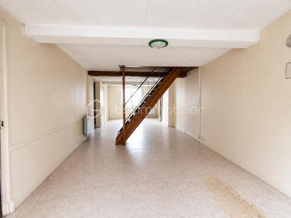 Vous recherchez une maison offrant de beaux volumes et un véritable potentiel de rénovation ? Cette maison de ville de 167 m², située à deux pas des commodités de Boën-sur-Lignon, pourrait bien être celle que vous attendiez.

Répartie sur trois niveaux, elle offre une organisation idéale pour une famille ou pour un projet de résidence principale à personnaliser.

Dès le rez-de-chaussée, vous découvrirez un garage, deux caves, un WC ainsi qu'une pièce supplémentaire offrant de nombreuses possibilités d'aménagement : atelier, salle de jeux, bureau, local professionnel ou encore studio selon vos besoins et vos projets

Au premier étage, les espaces de vie se composent d'un salon/séjour lumineux, d'une cuisine indépendante, d'une salle de bains, d'un WC séparé ainsi que d'une buanderie.

Le deuxième étage accueille quatre chambres et un bureau, permettant d'imaginer facilement une grande maison familiale ou des espaces de télétravail.

À l'extérieur, une parcelle d'environ 190 m² vous permettra de profiter d'un espace agréable en ville.

Côté technique, plusieurs éléments sont déjà en place :

toiture refaite en 2012,
chauffage par chaudière à granulés,
menuiseries en double vitrage,
raccordement au tout-à-l'égout,
DPE classé D.

Des travaux de rénovation seront toutefois à prévoir afin de remettre cette maison au goût du jour et d'exploiter pleinement tout son potentiel.

Une belle opportunité pour les acquéreurs souhaitant créer un intérieur à leur image tout en bénéficiant d'une surface généreuse et d'un prix attractif.

À découvrir sans tarder !