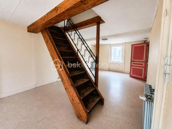 Vous recherchez une maison offrant de beaux volumes et un véritable potentiel de rénovation ? Cette maison de ville de 167 m², située à deux pas des commodités de Boën-sur-Lignon, pourrait bien être celle que vous attendiez.

Répartie sur trois niveaux, elle offre une organisation idéale pour une famille ou pour un projet de résidence principale à personnaliser.

Dès le rez-de-chaussée, vous découvrirez un garage, deux caves, un WC ainsi qu'une pièce supplémentaire offrant de nombreuses possibilités d'aménagement : atelier, salle de jeux, bureau, local professionnel ou encore studio selon vos besoins et vos projets

Au premier étage, les espaces de vie se composent d'un salon/séjour lumineux, d'une cuisine indépendante, d'une salle de bains, d'un WC séparé ainsi que d'une buanderie.

Le deuxième étage accueille quatre chambres et un bureau, permettant d'imaginer facilement une grande maison familiale ou des espaces de télétravail.

À l'extérieur, une parcelle d'environ 190 m² vous permettra de profiter d'un espace agréable en ville.

Côté technique, plusieurs éléments sont déjà en place :

toiture refaite en 2012,
chauffage par chaudière à granulés,
menuiseries en double vitrage,
raccordement au tout-à-l'égout,
DPE classé D.

Des travaux de rénovation seront toutefois à prévoir afin de remettre cette maison au goût du jour et d'exploiter pleinement tout son potentiel.

Une belle opportunité pour les acquéreurs souhaitant créer un intérieur à leur image tout en bénéficiant d'une surface généreuse et d'un prix attractif.

À découvrir sans tarder !