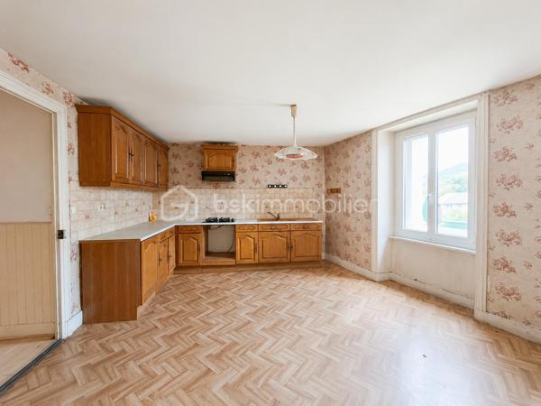 Vous recherchez une maison offrant de beaux volumes et un véritable potentiel de rénovation ? Cette maison de ville de 167 m², située à deux pas des commodités de Boën-sur-Lignon, pourrait bien être celle que vous attendiez.

Répartie sur trois niveaux, elle offre une organisation idéale pour une famille ou pour un projet de résidence principale à personnaliser.

Dès le rez-de-chaussée, vous découvrirez un garage, deux caves, un WC ainsi qu'une pièce supplémentaire offrant de nombreuses possibilités d'aménagement : atelier, salle de jeux, bureau, local professionnel ou encore studio selon vos besoins et vos projets

Au premier étage, les espaces de vie se composent d'un salon/séjour lumineux, d'une cuisine indépendante, d'une salle de bains, d'un WC séparé ainsi que d'une buanderie.

Le deuxième étage accueille quatre chambres et un bureau, permettant d'imaginer facilement une grande maison familiale ou des espaces de télétravail.

À l'extérieur, une parcelle d'environ 190 m² vous permettra de profiter d'un espace agréable en ville.

Côté technique, plusieurs éléments sont déjà en place :

toiture refaite en 2012,
chauffage par chaudière à granulés,
menuiseries en double vitrage,
raccordement au tout-à-l'égout,
DPE classé D.

Des travaux de rénovation seront toutefois à prévoir afin de remettre cette maison au goût du jour et d'exploiter pleinement tout son potentiel.

Une belle opportunité pour les acquéreurs souhaitant créer un intérieur à leur image tout en bénéficiant d'une surface généreuse et d'un prix attractif.

À découvrir sans tarder !