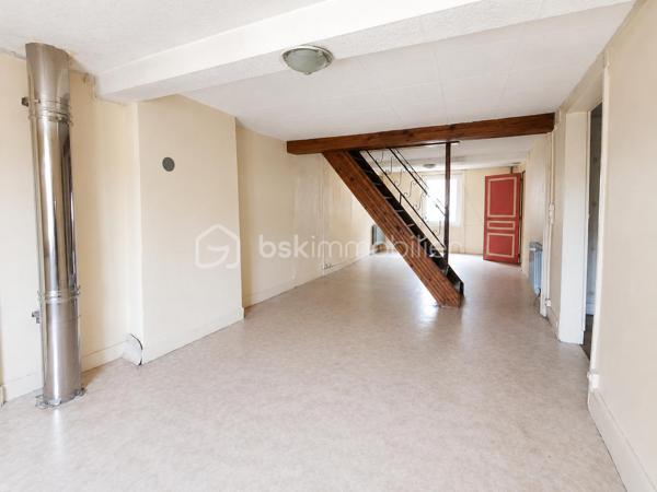 Vous recherchez une maison offrant de beaux volumes et un véritable potentiel de rénovation ? Cette maison de ville de 167 m², située à deux pas des commodités de Boën-sur-Lignon, pourrait bien être celle que vous attendiez.

Répartie sur trois niveaux, elle offre une organisation idéale pour une famille ou pour un projet de résidence principale à personnaliser.

Dès le rez-de-chaussée, vous découvrirez un garage, deux caves, un WC ainsi qu'une pièce supplémentaire offrant de nombreuses possibilités d'aménagement : atelier, salle de jeux, bureau, local professionnel ou encore studio selon vos besoins et vos projets

Au premier étage, les espaces de vie se composent d'un salon/séjour lumineux, d'une cuisine indépendante, d'une salle de bains, d'un WC séparé ainsi que d'une buanderie.

Le deuxième étage accueille quatre chambres et un bureau, permettant d'imaginer facilement une grande maison familiale ou des espaces de télétravail.

À l'extérieur, une parcelle d'environ 190 m² vous permettra de profiter d'un espace agréable en ville.

Côté technique, plusieurs éléments sont déjà en place :

toiture refaite en 2012,
chauffage par chaudière à granulés,
menuiseries en double vitrage,
raccordement au tout-à-l'égout,
DPE classé D.

Des travaux de rénovation seront toutefois à prévoir afin de remettre cette maison au goût du jour et d'exploiter pleinement tout son potentiel.

Une belle opportunité pour les acquéreurs souhaitant créer un intérieur à leur image tout en bénéficiant d'une surface généreuse et d'un prix attractif.

À découvrir sans tarder !