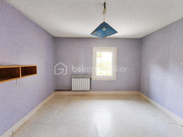 Vous recherchez une maison offrant de beaux volumes et un véritable potentiel de rénovation ? Cette maison de ville de 167 m², située à deux pas des commodités de Boën-sur-Lignon, pourrait bien être celle que vous attendiez.

Répartie sur trois niveaux, elle offre une organisation idéale pour une famille ou pour un projet de résidence principale à personnaliser.

Dès le rez-de-chaussée, vous découvrirez un garage, deux caves, un WC ainsi qu'une pièce supplémentaire offrant de nombreuses possibilités d'aménagement : atelier, salle de jeux, bureau, local professionnel ou encore studio selon vos besoins et vos projets

Au premier étage, les espaces de vie se composent d'un salon/séjour lumineux, d'une cuisine indépendante, d'une salle de bains, d'un WC séparé ainsi que d'une buanderie.

Le deuxième étage accueille quatre chambres et un bureau, permettant d'imaginer facilement une grande maison familiale ou des espaces de télétravail.

À l'extérieur, une parcelle d'environ 190 m² vous permettra de profiter d'un espace agréable en ville.

Côté technique, plusieurs éléments sont déjà en place :

toiture refaite en 2012,
chauffage par chaudière à granulés,
menuiseries en double vitrage,
raccordement au tout-à-l'égout,
DPE classé D.

Des travaux de rénovation seront toutefois à prévoir afin de remettre cette maison au goût du jour et d'exploiter pleinement tout son potentiel.

Une belle opportunité pour les acquéreurs souhaitant créer un intérieur à leur image tout en bénéficiant d'une surface généreuse et d'un prix attractif.

À découvrir sans tarder !