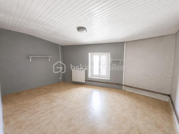 Vous recherchez une maison offrant de beaux volumes et un véritable potentiel de rénovation ? Cette maison de ville de 167 m², située à deux pas des commodités de Boën-sur-Lignon, pourrait bien être celle que vous attendiez.

Répartie sur trois niveaux, elle offre une organisation idéale pour une famille ou pour un projet de résidence principale à personnaliser.

Dès le rez-de-chaussée, vous découvrirez un garage, deux caves, un WC ainsi qu'une pièce supplémentaire offrant de nombreuses possibilités d'aménagement : atelier, salle de jeux, bureau, local professionnel ou encore studio selon vos besoins et vos projets

Au premier étage, les espaces de vie se composent d'un salon/séjour lumineux, d'une cuisine indépendante, d'une salle de bains, d'un WC séparé ainsi que d'une buanderie.

Le deuxième étage accueille quatre chambres et un bureau, permettant d'imaginer facilement une grande maison familiale ou des espaces de télétravail.

À l'extérieur, une parcelle d'environ 190 m² vous permettra de profiter d'un espace agréable en ville.

Côté technique, plusieurs éléments sont déjà en place :

toiture refaite en 2012,
chauffage par chaudière à granulés,
menuiseries en double vitrage,
raccordement au tout-à-l'égout,
DPE classé D.

Des travaux de rénovation seront toutefois à prévoir afin de remettre cette maison au goût du jour et d'exploiter pleinement tout son potentiel.

Une belle opportunité pour les acquéreurs souhaitant créer un intérieur à leur image tout en bénéficiant d'une surface généreuse et d'un prix attractif.

À découvrir sans tarder !