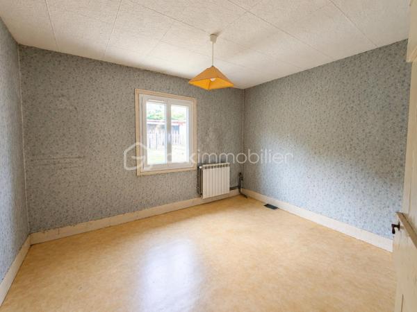 Vous recherchez une maison offrant de beaux volumes et un véritable potentiel de rénovation ? Cette maison de ville de 167 m², située à deux pas des commodités de Boën-sur-Lignon, pourrait bien être celle que vous attendiez.

Répartie sur trois niveaux, elle offre une organisation idéale pour une famille ou pour un projet de résidence principale à personnaliser.

Dès le rez-de-chaussée, vous découvrirez un garage, deux caves, un WC ainsi qu'une pièce supplémentaire offrant de nombreuses possibilités d'aménagement : atelier, salle de jeux, bureau, local professionnel ou encore studio selon vos besoins et vos projets

Au premier étage, les espaces de vie se composent d'un salon/séjour lumineux, d'une cuisine indépendante, d'une salle de bains, d'un WC séparé ainsi que d'une buanderie.

Le deuxième étage accueille quatre chambres et un bureau, permettant d'imaginer facilement une grande maison familiale ou des espaces de télétravail.

À l'extérieur, une parcelle d'environ 190 m² vous permettra de profiter d'un espace agréable en ville.

Côté technique, plusieurs éléments sont déjà en place :

toiture refaite en 2012,
chauffage par chaudière à granulés,
menuiseries en double vitrage,
raccordement au tout-à-l'égout,
DPE classé D.

Des travaux de rénovation seront toutefois à prévoir afin de remettre cette maison au goût du jour et d'exploiter pleinement tout son potentiel.

Une belle opportunité pour les acquéreurs souhaitant créer un intérieur à leur image tout en bénéficiant d'une surface généreuse et d'un prix attractif.

À découvrir sans tarder !