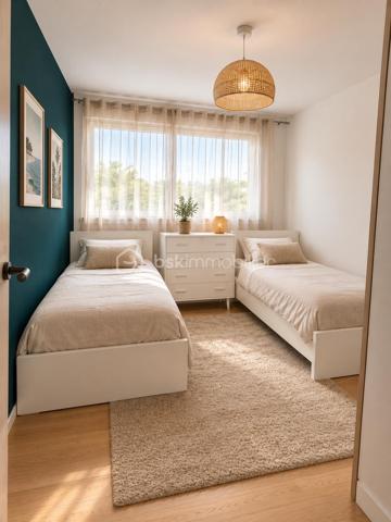 Dans un environnement résidentiel recherché, ce superbe appartement de 128 m² séduit par ses volumes généreux, sa rénovation soignée et ses prestations modernes.

Entièrement rénové avec goût, il se compose d’une entrée, d’une vaste pièce de vie circulaire, lumineuse et conviviale, ouvrant sur une agréable terrasse bénéficiant d’une belle vue mer.

L’espace nuit comprend trois chambres, un espace buanderie, une salle de bains ainsi que deux WC.

L’appartement offre une distribution harmonieuse, de beaux volumes et une atmosphère contemporaine, idéale pour une vie de famille confortable.

Un garage et une cave complète ce bien.

Un appartement élégant, moderne et parfaitement entretenu, offrant terrasse et vue mer, à découvrir sans tarder.
