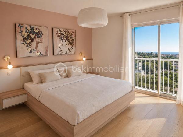 Dans un environnement résidentiel recherché, ce superbe appartement de 128 m² séduit par ses volumes généreux, sa rénovation soignée et ses prestations modernes.

Entièrement rénové avec goût, il se compose d’une entrée, d’une vaste pièce de vie circulaire, lumineuse et conviviale, ouvrant sur une agréable terrasse bénéficiant d’une belle vue mer.

L’espace nuit comprend trois chambres, un espace buanderie, une salle de bains ainsi que deux WC.

L’appartement offre une distribution harmonieuse, de beaux volumes et une atmosphère contemporaine, idéale pour une vie de famille confortable.

Un garage et une cave complète ce bien.

Un appartement élégant, moderne et parfaitement entretenu, offrant terrasse et vue mer, à découvrir sans tarder.