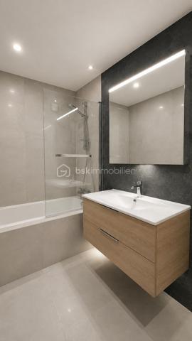 Dans un environnement résidentiel recherché, ce superbe appartement de 128 m² séduit par ses volumes généreux, sa rénovation soignée et ses prestations modernes.

Entièrement rénové avec goût, il se compose d’une entrée, d’une vaste pièce de vie circulaire, lumineuse et conviviale, ouvrant sur une agréable terrasse bénéficiant d’une belle vue mer.

L’espace nuit comprend trois chambres, un espace buanderie, une salle de bains ainsi que deux WC.

L’appartement offre une distribution harmonieuse, de beaux volumes et une atmosphère contemporaine, idéale pour une vie de famille confortable.

Un garage et une cave complète ce bien.

Un appartement élégant, moderne et parfaitement entretenu, offrant terrasse et vue mer, à découvrir sans tarder.
