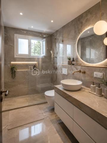 Dans un environnement résidentiel recherché, ce superbe appartement de 128 m² séduit par ses volumes généreux, sa rénovation soignée et ses prestations modernes.

Entièrement rénové avec goût, il se compose d’une entrée, d’une vaste pièce de vie circulaire, lumineuse et conviviale, ouvrant sur une agréable terrasse bénéficiant d’une belle vue mer.

L’espace nuit comprend trois chambres, un espace buanderie, une salle de bains ainsi que deux WC.

L’appartement offre une distribution harmonieuse, de beaux volumes et une atmosphère contemporaine, idéale pour une vie de famille confortable.

Un garage et une cave complète ce bien.

Un appartement élégant, moderne et parfaitement entretenu, offrant terrasse et vue mer, à découvrir sans tarder.