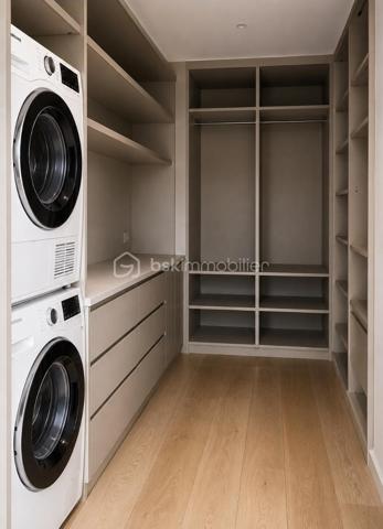 Dans un environnement résidentiel recherché, ce superbe appartement de 128 m² séduit par ses volumes généreux, sa rénovation soignée et ses prestations modernes.

Entièrement rénové avec goût, il se compose d’une entrée, d’une vaste pièce de vie circulaire, lumineuse et conviviale, ouvrant sur une agréable terrasse bénéficiant d’une belle vue mer.

L’espace nuit comprend trois chambres, un espace buanderie, une salle de bains ainsi que deux WC.

L’appartement offre une distribution harmonieuse, de beaux volumes et une atmosphère contemporaine, idéale pour une vie de famille confortable.

Un garage et une cave complète ce bien.

Un appartement élégant, moderne et parfaitement entretenu, offrant terrasse et vue mer, à découvrir sans tarder.