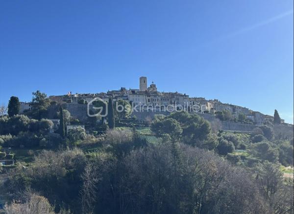 Au coeur du village historique de Saint-Paul-de-Vence, cession d'un fonds de commerce bénéficiant d'un emplacement recherché dans un environnement commerçant à forte fréquentation touristique.

Exploité depuis de nombreuses années, ce local d'une surface de vente avec vitrines d'environ 30 m2 bénéficie d'une activité commerciale établie. L'affaire présente des résultats réguliers et bénéficiaires. Le local dispose d'une cave d'environ 9 m2.

Le loyer actuel s'élève à 1 233 euros/mois.
Il conviendra de prévoir environ 40 euros/mois au titres des charges (taxe foncière, enlèvement des ordures ménagères, taxe de balayage comme prévu au bail).

Le bail commercial autorise l'exploitation d'une activité de commerce, à savoir la vente de produits alimentaires ou non alimentaires ainsi que l'adjonction d'activités connexes ou complémentaires dans les conditions prévues au bail. L'activité de restauration est exclue.

L'activité actuellement exploitée constitue une base commerciale établie permettant au repreneur d'envisager une prise en main sereine avant de faire évoluer progressivement l'offre par de nouveaux produits ou de nouvelles gammes, dans le respect de la destination du bail prévue.

Les conditions de cession sont :
- Prix net vendeur : 200 000 euros
- Honoraires acquéreur : 20 000 euros TTC
- Prix Honoraires agence inclus : 220 000 euros TTC

Les information financières seront communiquées après qualification du projet acquéreur. 

Pour toute information complémentaire ou pour visiter ce local, contactez moi au 06 62 82 17 02 - Aurélia Jourdain