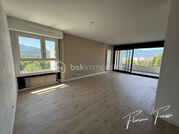 À vendre, bel appartement de type T3 orienté Sud-Ouest, situé au 7ème étage sur 8 d'une résidence avec ascenseur, situé Avenue du Vercors à Meylan (quartier Grand Pré).

Parfait état dont salon refait à neuf en 2026, cuisine refaite il y a moins de 2 ans. 

Caractéristiques :
- Grand salon / salle à manger avec baie vitrée coulissante équipée d'un volet électrique
- 2 Chambres dont une avec placard
- Rangements à l'entrée
- Cuisine équipée : ensemble d'éléments haut et bas, hotte aspirante, évier, table de cuisson, four à chaleur tournante, lave vaisselle, micro-ondes
- Espace buanderie 
- Salle de bains avec douche 
- Une cave au sous-sol (n°18)
- Façade et isolation extérieure rénovées courant 2020
- Chauffage collectif au gaz
- Résidence avec espaces verts, aires de jeux, parking privatif (sécurisé et fermé), local à vélos, conciergerie dans la copropriété. 

Environnement :
Résidence calme avec espaces verts.
A proximité des transports en commun (C1), des commerces (Pharmacie, restaurant, banque, coiffeur, boulangerie..).
Ecole maternelle et primaire Grand pré, collègue des Buclos à proximité.

DPE: C / B 
Charges de copropriété annuelles: 1.947€
Taxe foncière: 1.371€