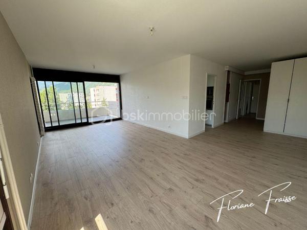 À vendre, bel appartement de type T3 orienté Sud-Ouest, situé au 7ème étage sur 8 d'une résidence avec ascenseur, situé Avenue du Vercors à Meylan (quartier Grand Pré).

Parfait état dont salon refait à neuf en 2026, cuisine refaite il y a moins de 2 ans. 

Caractéristiques :
- Grand salon / salle à manger avec baie vitrée coulissante équipée d'un volet électrique
- 2 Chambres dont une avec placard
- Rangements à l'entrée
- Cuisine équipée : ensemble d'éléments haut et bas, hotte aspirante, évier, table de cuisson, four à chaleur tournante, lave vaisselle, micro-ondes
- Espace buanderie 
- Salle de bains avec douche 
- Une cave au sous-sol (n°18)
- Façade et isolation extérieure rénovées courant 2020
- Chauffage collectif au gaz
- Résidence avec espaces verts, aires de jeux, parking privatif (sécurisé et fermé), local à vélos, conciergerie dans la copropriété. 

Environnement :
Résidence calme avec espaces verts.
A proximité des transports en commun (C1), des commerces (Pharmacie, restaurant, banque, coiffeur, boulangerie..).
Ecole maternelle et primaire Grand pré, collègue des Buclos à proximité.

DPE: C / B 
Charges de copropriété annuelles: 1.947€
Taxe foncière: 1.371€