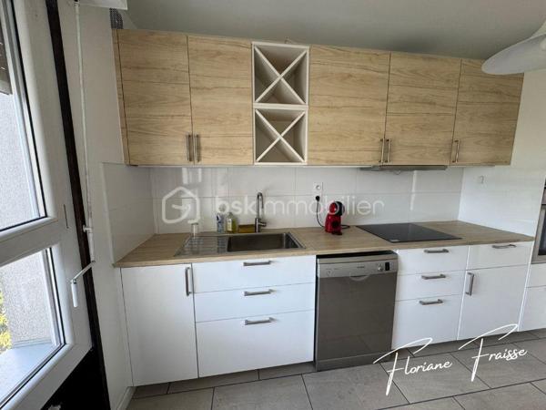 À vendre, bel appartement de type T3 orienté Sud-Ouest, situé au 7ème étage sur 8 d'une résidence avec ascenseur, situé Avenue du Vercors à Meylan (quartier Grand Pré).

Parfait état dont salon refait à neuf en 2026, cuisine refaite il y a moins de 2 ans. 

Caractéristiques :
- Grand salon / salle à manger avec baie vitrée coulissante équipée d'un volet électrique
- 2 Chambres dont une avec placard
- Rangements à l'entrée
- Cuisine équipée : ensemble d'éléments haut et bas, hotte aspirante, évier, table de cuisson, four à chaleur tournante, lave vaisselle, micro-ondes
- Espace buanderie 
- Salle de bains avec douche 
- Une cave au sous-sol (n°18)
- Façade et isolation extérieure rénovées courant 2020
- Chauffage collectif au gaz
- Résidence avec espaces verts, aires de jeux, parking privatif (sécurisé et fermé), local à vélos, conciergerie dans la copropriété. 

Environnement :
Résidence calme avec espaces verts.
A proximité des transports en commun (C1), des commerces (Pharmacie, restaurant, banque, coiffeur, boulangerie..).
Ecole maternelle et primaire Grand pré, collègue des Buclos à proximité.

DPE: C / B 
Charges de copropriété annuelles: 1.947€
Taxe foncière: 1.371€