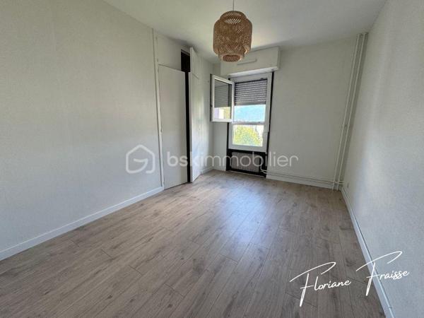 À vendre, bel appartement de type T3 orienté Sud-Ouest, situé au 7ème étage sur 8 d'une résidence avec ascenseur, situé Avenue du Vercors à Meylan (quartier Grand Pré).

Parfait état dont salon refait à neuf en 2026, cuisine refaite il y a moins de 2 ans. 

Caractéristiques :
- Grand salon / salle à manger avec baie vitrée coulissante équipée d'un volet électrique
- 2 Chambres dont une avec placard
- Rangements à l'entrée
- Cuisine équipée : ensemble d'éléments haut et bas, hotte aspirante, évier, table de cuisson, four à chaleur tournante, lave vaisselle, micro-ondes
- Espace buanderie 
- Salle de bains avec douche 
- Une cave au sous-sol (n°18)
- Façade et isolation extérieure rénovées courant 2020
- Chauffage collectif au gaz
- Résidence avec espaces verts, aires de jeux, parking privatif (sécurisé et fermé), local à vélos, conciergerie dans la copropriété. 

Environnement :
Résidence calme avec espaces verts.
A proximité des transports en commun (C1), des commerces (Pharmacie, restaurant, banque, coiffeur, boulangerie..).
Ecole maternelle et primaire Grand pré, collègue des Buclos à proximité.

DPE: C / B 
Charges de copropriété annuelles: 1.947€
Taxe foncière: 1.371€