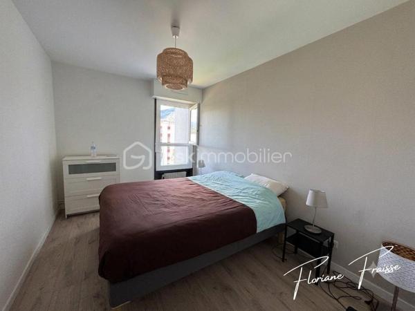 À vendre, bel appartement de type T3 orienté Sud-Ouest, situé au 7ème étage sur 8 d'une résidence avec ascenseur, situé Avenue du Vercors à Meylan (quartier Grand Pré).

Parfait état dont salon refait à neuf en 2026, cuisine refaite il y a moins de 2 ans. 

Caractéristiques :
- Grand salon / salle à manger avec baie vitrée coulissante équipée d'un volet électrique
- 2 Chambres dont une avec placard
- Rangements à l'entrée
- Cuisine équipée : ensemble d'éléments haut et bas, hotte aspirante, évier, table de cuisson, four à chaleur tournante, lave vaisselle, micro-ondes
- Espace buanderie 
- Salle de bains avec douche 
- Une cave au sous-sol (n°18)
- Façade et isolation extérieure rénovées courant 2020
- Chauffage collectif au gaz
- Résidence avec espaces verts, aires de jeux, parking privatif (sécurisé et fermé), local à vélos, conciergerie dans la copropriété. 

Environnement :
Résidence calme avec espaces verts.
A proximité des transports en commun (C1), des commerces (Pharmacie, restaurant, banque, coiffeur, boulangerie..).
Ecole maternelle et primaire Grand pré, collègue des Buclos à proximité.

DPE: C / B 
Charges de copropriété annuelles: 1.947€
Taxe foncière: 1.371€