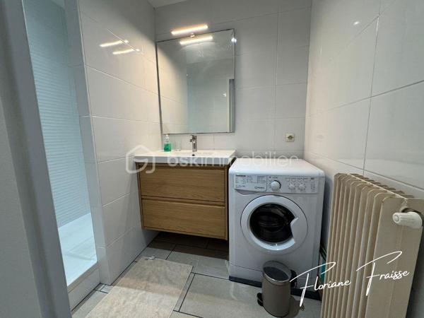 À vendre, bel appartement de type T3 orienté Sud-Ouest, situé au 7ème étage sur 8 d'une résidence avec ascenseur, situé Avenue du Vercors à Meylan (quartier Grand Pré).

Parfait état dont salon refait à neuf en 2026, cuisine refaite il y a moins de 2 ans. 

Caractéristiques :
- Grand salon / salle à manger avec baie vitrée coulissante équipée d'un volet électrique
- 2 Chambres dont une avec placard
- Rangements à l'entrée
- Cuisine équipée : ensemble d'éléments haut et bas, hotte aspirante, évier, table de cuisson, four à chaleur tournante, lave vaisselle, micro-ondes
- Espace buanderie 
- Salle de bains avec douche 
- Une cave au sous-sol (n°18)
- Façade et isolation extérieure rénovées courant 2020
- Chauffage collectif au gaz
- Résidence avec espaces verts, aires de jeux, parking privatif (sécurisé et fermé), local à vélos, conciergerie dans la copropriété. 

Environnement :
Résidence calme avec espaces verts.
A proximité des transports en commun (C1), des commerces (Pharmacie, restaurant, banque, coiffeur, boulangerie..).
Ecole maternelle et primaire Grand pré, collègue des Buclos à proximité.

DPE: C / B 
Charges de copropriété annuelles: 1.947€
Taxe foncière: 1.371€