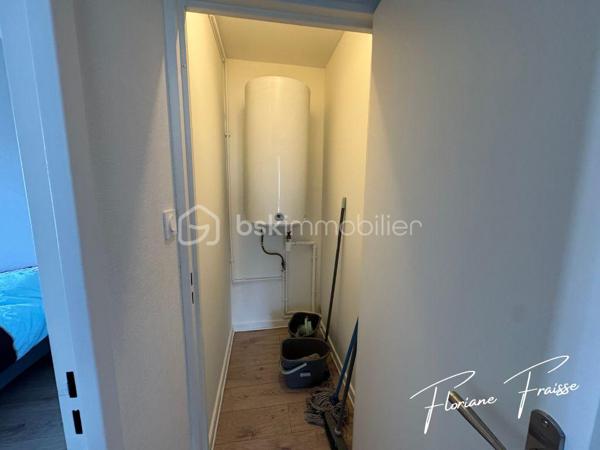 À vendre, bel appartement de type T3 orienté Sud-Ouest, situé au 7ème étage sur 8 d'une résidence avec ascenseur, situé Avenue du Vercors à Meylan (quartier Grand Pré).

Parfait état dont salon refait à neuf en 2026, cuisine refaite il y a moins de 2 ans. 

Caractéristiques :
- Grand salon / salle à manger avec baie vitrée coulissante équipée d'un volet électrique
- 2 Chambres dont une avec placard
- Rangements à l'entrée
- Cuisine équipée : ensemble d'éléments haut et bas, hotte aspirante, évier, table de cuisson, four à chaleur tournante, lave vaisselle, micro-ondes
- Espace buanderie 
- Salle de bains avec douche 
- Une cave au sous-sol (n°18)
- Façade et isolation extérieure rénovées courant 2020
- Chauffage collectif au gaz
- Résidence avec espaces verts, aires de jeux, parking privatif (sécurisé et fermé), local à vélos, conciergerie dans la copropriété. 

Environnement :
Résidence calme avec espaces verts.
A proximité des transports en commun (C1), des commerces (Pharmacie, restaurant, banque, coiffeur, boulangerie..).
Ecole maternelle et primaire Grand pré, collègue des Buclos à proximité.

DPE: C / B 
Charges de copropriété annuelles: 1.947€
Taxe foncière: 1.371€