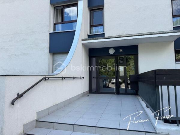 À vendre, bel appartement de type T3 orienté Sud-Ouest, situé au 7ème étage sur 8 d'une résidence avec ascenseur, situé Avenue du Vercors à Meylan (quartier Grand Pré).

Parfait état dont salon refait à neuf en 2026, cuisine refaite il y a moins de 2 ans. 

Caractéristiques :
- Grand salon / salle à manger avec baie vitrée coulissante équipée d'un volet électrique
- 2 Chambres dont une avec placard
- Rangements à l'entrée
- Cuisine équipée : ensemble d'éléments haut et bas, hotte aspirante, évier, table de cuisson, four à chaleur tournante, lave vaisselle, micro-ondes
- Espace buanderie 
- Salle de bains avec douche 
- Une cave au sous-sol (n°18)
- Façade et isolation extérieure rénovées courant 2020
- Chauffage collectif au gaz
- Résidence avec espaces verts, aires de jeux, parking privatif (sécurisé et fermé), local à vélos, conciergerie dans la copropriété. 

Environnement :
Résidence calme avec espaces verts.
A proximité des transports en commun (C1), des commerces (Pharmacie, restaurant, banque, coiffeur, boulangerie..).
Ecole maternelle et primaire Grand pré, collègue des Buclos à proximité.

DPE: C / B 
Charges de copropriété annuelles: 1.947€
Taxe foncière: 1.371€