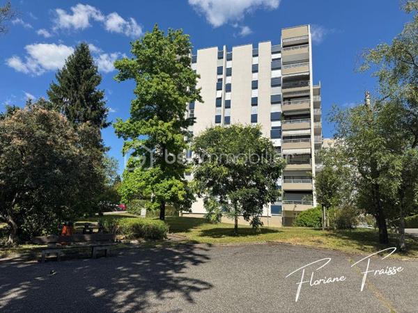 À vendre, bel appartement de type T3 orienté Sud-Ouest, situé au 7ème étage sur 8 d'une résidence avec ascenseur, situé Avenue du Vercors à Meylan (quartier Grand Pré).

Parfait état dont salon refait à neuf en 2026, cuisine refaite il y a moins de 2 ans. 

Caractéristiques :
- Grand salon / salle à manger avec baie vitrée coulissante équipée d'un volet électrique
- 2 Chambres dont une avec placard
- Rangements à l'entrée
- Cuisine équipée : ensemble d'éléments haut et bas, hotte aspirante, évier, table de cuisson, four à chaleur tournante, lave vaisselle, micro-ondes
- Espace buanderie 
- Salle de bains avec douche 
- Une cave au sous-sol (n°18)
- Façade et isolation extérieure rénovées courant 2020
- Chauffage collectif au gaz
- Résidence avec espaces verts, aires de jeux, parking privatif (sécurisé et fermé), local à vélos, conciergerie dans la copropriété. 

Environnement :
Résidence calme avec espaces verts.
A proximité des transports en commun (C1), des commerces (Pharmacie, restaurant, banque, coiffeur, boulangerie..).
Ecole maternelle et primaire Grand pré, collègue des Buclos à proximité.

DPE: C / B 
Charges de copropriété annuelles: 1.947€
Taxe foncière: 1.371€