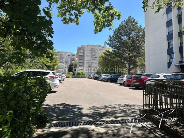 À vendre, bel appartement de type T3 orienté Sud-Ouest, situé au 7ème étage sur 8 d'une résidence avec ascenseur, situé Avenue du Vercors à Meylan (quartier Grand Pré).

Parfait état dont salon refait à neuf en 2026, cuisine refaite il y a moins de 2 ans. 

Caractéristiques :
- Grand salon / salle à manger avec baie vitrée coulissante équipée d'un volet électrique
- 2 Chambres dont une avec placard
- Rangements à l'entrée
- Cuisine équipée : ensemble d'éléments haut et bas, hotte aspirante, évier, table de cuisson, four à chaleur tournante, lave vaisselle, micro-ondes
- Espace buanderie 
- Salle de bains avec douche 
- Une cave au sous-sol (n°18)
- Façade et isolation extérieure rénovées courant 2020
- Chauffage collectif au gaz
- Résidence avec espaces verts, aires de jeux, parking privatif (sécurisé et fermé), local à vélos, conciergerie dans la copropriété. 

Environnement :
Résidence calme avec espaces verts.
A proximité des transports en commun (C1), des commerces (Pharmacie, restaurant, banque, coiffeur, boulangerie..).
Ecole maternelle et primaire Grand pré, collègue des Buclos à proximité.

DPE: C / B 
Charges de copropriété annuelles: 1.947€
Taxe foncière: 1.371€