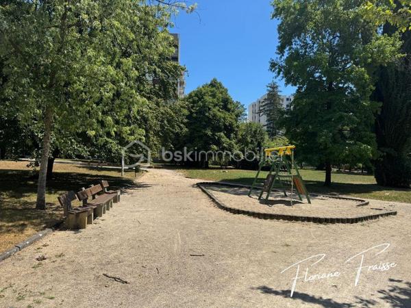 À vendre, bel appartement de type T3 orienté Sud-Ouest, situé au 7ème étage sur 8 d'une résidence avec ascenseur, situé Avenue du Vercors à Meylan (quartier Grand Pré).

Parfait état dont salon refait à neuf en 2026, cuisine refaite il y a moins de 2 ans. 

Caractéristiques :
- Grand salon / salle à manger avec baie vitrée coulissante équipée d'un volet électrique
- 2 Chambres dont une avec placard
- Rangements à l'entrée
- Cuisine équipée : ensemble d'éléments haut et bas, hotte aspirante, évier, table de cuisson, four à chaleur tournante, lave vaisselle, micro-ondes
- Espace buanderie 
- Salle de bains avec douche 
- Une cave au sous-sol (n°18)
- Façade et isolation extérieure rénovées courant 2020
- Chauffage collectif au gaz
- Résidence avec espaces verts, aires de jeux, parking privatif (sécurisé et fermé), local à vélos, conciergerie dans la copropriété. 

Environnement :
Résidence calme avec espaces verts.
A proximité des transports en commun (C1), des commerces (Pharmacie, restaurant, banque, coiffeur, boulangerie..).
Ecole maternelle et primaire Grand pré, collègue des Buclos à proximité.

DPE: C / B 
Charges de copropriété annuelles: 1.947€
Taxe foncière: 1.371€