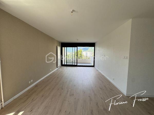 À vendre, bel appartement de type T3 orienté Sud-Ouest, situé au 7ème étage sur 8 d'une résidence avec ascenseur, situé Avenue du Vercors à Meylan (quartier Grand Pré).

Parfait état dont salon refait à neuf en 2026, cuisine refaite il y a moins de 2 ans. 

Caractéristiques :
- Grand salon / salle à manger avec baie vitrée coulissante équipée d'un volet électrique
- 2 Chambres dont une avec placard
- Rangements à l'entrée
- Cuisine équipée : ensemble d'éléments haut et bas, hotte aspirante, évier, table de cuisson, four à chaleur tournante, lave vaisselle, micro-ondes
- Espace buanderie 
- Salle de bains avec douche 
- Une cave au sous-sol (n°18)
- Façade et isolation extérieure rénovées courant 2020
- Chauffage collectif au gaz
- Résidence avec espaces verts, aires de jeux, parking privatif (sécurisé et fermé), local à vélos, conciergerie dans la copropriété. 

Environnement :
Résidence calme avec espaces verts.
A proximité des transports en commun (C1), des commerces (Pharmacie, restaurant, banque, coiffeur, boulangerie..).
Ecole maternelle et primaire Grand pré, collègue des Buclos à proximité.

DPE: C / B 
Charges de copropriété annuelles: 1.947€
Taxe foncière: 1.371€