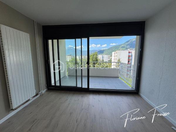 À vendre, bel appartement de type T3 orienté Sud-Ouest, situé au 7ème étage sur 8 d'une résidence avec ascenseur, situé Avenue du Vercors à Meylan (quartier Grand Pré).

Parfait état dont salon refait à neuf en 2026, cuisine refaite il y a moins de 2 ans. 

Caractéristiques :
- Grand salon / salle à manger avec baie vitrée coulissante équipée d'un volet électrique
- 2 Chambres dont une avec placard
- Rangements à l'entrée
- Cuisine équipée : ensemble d'éléments haut et bas, hotte aspirante, évier, table de cuisson, four à chaleur tournante, lave vaisselle, micro-ondes
- Espace buanderie 
- Salle de bains avec douche 
- Une cave au sous-sol (n°18)
- Façade et isolation extérieure rénovées courant 2020
- Chauffage collectif au gaz
- Résidence avec espaces verts, aires de jeux, parking privatif (sécurisé et fermé), local à vélos, conciergerie dans la copropriété. 

Environnement :
Résidence calme avec espaces verts.
A proximité des transports en commun (C1), des commerces (Pharmacie, restaurant, banque, coiffeur, boulangerie..).
Ecole maternelle et primaire Grand pré, collègue des Buclos à proximité.

DPE: C / B 
Charges de copropriété annuelles: 1.947€
Taxe foncière: 1.371€