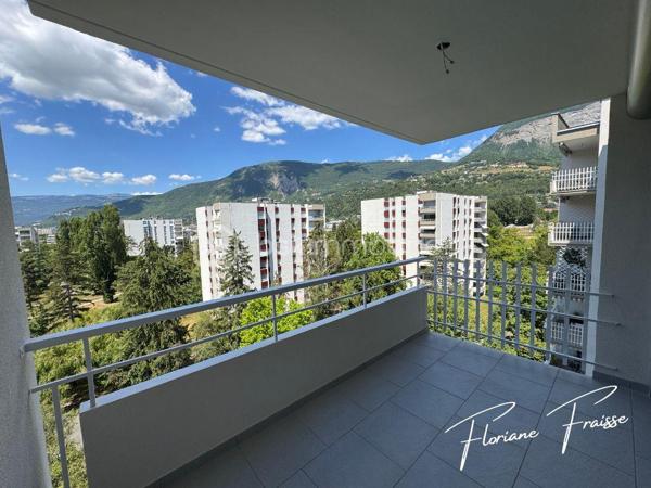 À vendre, bel appartement de type T3 orienté Sud-Ouest, situé au 7ème étage sur 8 d'une résidence avec ascenseur, situé Avenue du Vercors à Meylan (quartier Grand Pré).

Parfait état dont salon refait à neuf en 2026, cuisine refaite il y a moins de 2 ans. 

Caractéristiques :
- Grand salon / salle à manger avec baie vitrée coulissante équipée d'un volet électrique
- 2 Chambres dont une avec placard
- Rangements à l'entrée
- Cuisine équipée : ensemble d'éléments haut et bas, hotte aspirante, évier, table de cuisson, four à chaleur tournante, lave vaisselle, micro-ondes
- Espace buanderie 
- Salle de bains avec douche 
- Une cave au sous-sol (n°18)
- Façade et isolation extérieure rénovées courant 2020
- Chauffage collectif au gaz
- Résidence avec espaces verts, aires de jeux, parking privatif (sécurisé et fermé), local à vélos, conciergerie dans la copropriété. 

Environnement :
Résidence calme avec espaces verts.
A proximité des transports en commun (C1), des commerces (Pharmacie, restaurant, banque, coiffeur, boulangerie..).
Ecole maternelle et primaire Grand pré, collègue des Buclos à proximité.

DPE: C / B 
Charges de copropriété annuelles: 1.947€
Taxe foncière: 1.371€