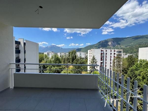 À vendre, bel appartement de type T3 orienté Sud-Ouest, situé au 7ème étage sur 8 d'une résidence avec ascenseur, situé Avenue du Vercors à Meylan (quartier Grand Pré).

Parfait état dont salon refait à neuf en 2026, cuisine refaite il y a moins de 2 ans. 

Caractéristiques :
- Grand salon / salle à manger avec baie vitrée coulissante équipée d'un volet électrique
- 2 Chambres dont une avec placard
- Rangements à l'entrée
- Cuisine équipée : ensemble d'éléments haut et bas, hotte aspirante, évier, table de cuisson, four à chaleur tournante, lave vaisselle, micro-ondes
- Espace buanderie 
- Salle de bains avec douche 
- Une cave au sous-sol (n°18)
- Façade et isolation extérieure rénovées courant 2020
- Chauffage collectif au gaz
- Résidence avec espaces verts, aires de jeux, parking privatif (sécurisé et fermé), local à vélos, conciergerie dans la copropriété. 

Environnement :
Résidence calme avec espaces verts.
A proximité des transports en commun (C1), des commerces (Pharmacie, restaurant, banque, coiffeur, boulangerie..).
Ecole maternelle et primaire Grand pré, collègue des Buclos à proximité.

DPE: C / B 
Charges de copropriété annuelles: 1.947€
Taxe foncière: 1.371€