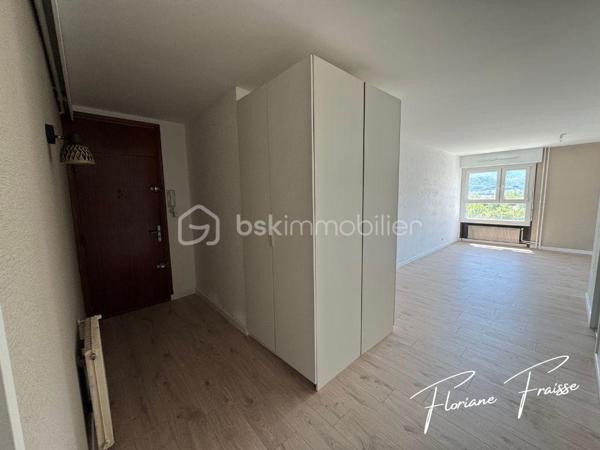 À vendre, bel appartement de type T3 orienté Sud-Ouest, situé au 7ème étage sur 8 d'une résidence avec ascenseur, situé Avenue du Vercors à Meylan (quartier Grand Pré).

Parfait état dont salon refait à neuf en 2026, cuisine refaite il y a moins de 2 ans. 

Caractéristiques :
- Grand salon / salle à manger avec baie vitrée coulissante équipée d'un volet électrique
- 2 Chambres dont une avec placard
- Rangements à l'entrée
- Cuisine équipée : ensemble d'éléments haut et bas, hotte aspirante, évier, table de cuisson, four à chaleur tournante, lave vaisselle, micro-ondes
- Espace buanderie 
- Salle de bains avec douche 
- Une cave au sous-sol (n°18)
- Façade et isolation extérieure rénovées courant 2020
- Chauffage collectif au gaz
- Résidence avec espaces verts, aires de jeux, parking privatif (sécurisé et fermé), local à vélos, conciergerie dans la copropriété. 

Environnement :
Résidence calme avec espaces verts.
A proximité des transports en commun (C1), des commerces (Pharmacie, restaurant, banque, coiffeur, boulangerie..).
Ecole maternelle et primaire Grand pré, collègue des Buclos à proximité.

DPE: C / B 
Charges de copropriété annuelles: 1.947€
Taxe foncière: 1.371€