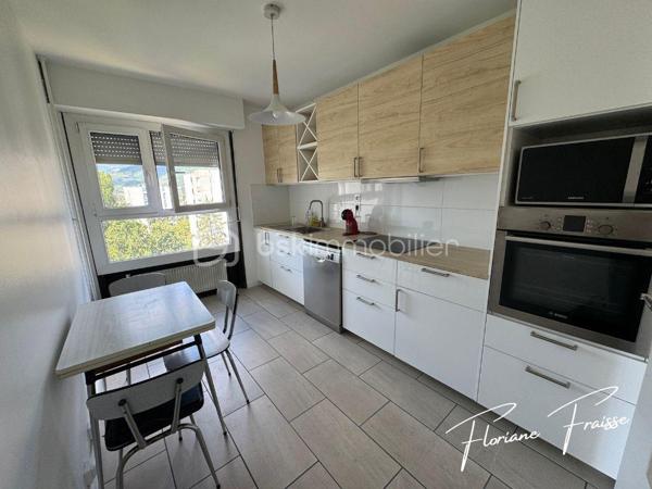 À vendre, bel appartement de type T3 orienté Sud-Ouest, situé au 7ème étage sur 8 d'une résidence avec ascenseur, situé Avenue du Vercors à Meylan (quartier Grand Pré).

Parfait état dont salon refait à neuf en 2026, cuisine refaite il y a moins de 2 ans. 

Caractéristiques :
- Grand salon / salle à manger avec baie vitrée coulissante équipée d'un volet électrique
- 2 Chambres dont une avec placard
- Rangements à l'entrée
- Cuisine équipée : ensemble d'éléments haut et bas, hotte aspirante, évier, table de cuisson, four à chaleur tournante, lave vaisselle, micro-ondes
- Espace buanderie 
- Salle de bains avec douche 
- Une cave au sous-sol (n°18)
- Façade et isolation extérieure rénovées courant 2020
- Chauffage collectif au gaz
- Résidence avec espaces verts, aires de jeux, parking privatif (sécurisé et fermé), local à vélos, conciergerie dans la copropriété. 

Environnement :
Résidence calme avec espaces verts.
A proximité des transports en commun (C1), des commerces (Pharmacie, restaurant, banque, coiffeur, boulangerie..).
Ecole maternelle et primaire Grand pré, collègue des Buclos à proximité.

DPE: C / B 
Charges de copropriété annuelles: 1.947€
Taxe foncière: 1.371€