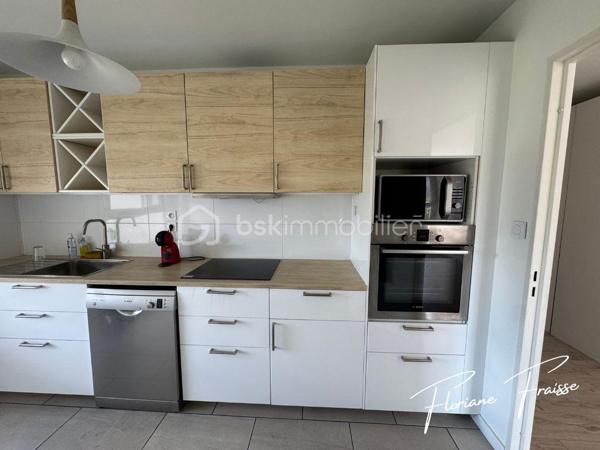 À vendre, bel appartement de type T3 orienté Sud-Ouest, situé au 7ème étage sur 8 d'une résidence avec ascenseur, situé Avenue du Vercors à Meylan (quartier Grand Pré).

Parfait état dont salon refait à neuf en 2026, cuisine refaite il y a moins de 2 ans. 

Caractéristiques :
- Grand salon / salle à manger avec baie vitrée coulissante équipée d'un volet électrique
- 2 Chambres dont une avec placard
- Rangements à l'entrée
- Cuisine équipée : ensemble d'éléments haut et bas, hotte aspirante, évier, table de cuisson, four à chaleur tournante, lave vaisselle, micro-ondes
- Espace buanderie 
- Salle de bains avec douche 
- Une cave au sous-sol (n°18)
- Façade et isolation extérieure rénovées courant 2020
- Chauffage collectif au gaz
- Résidence avec espaces verts, aires de jeux, parking privatif (sécurisé et fermé), local à vélos, conciergerie dans la copropriété. 

Environnement :
Résidence calme avec espaces verts.
A proximité des transports en commun (C1), des commerces (Pharmacie, restaurant, banque, coiffeur, boulangerie..).
Ecole maternelle et primaire Grand pré, collègue des Buclos à proximité.

DPE: C / B 
Charges de copropriété annuelles: 1.947€
Taxe foncière: 1.371€