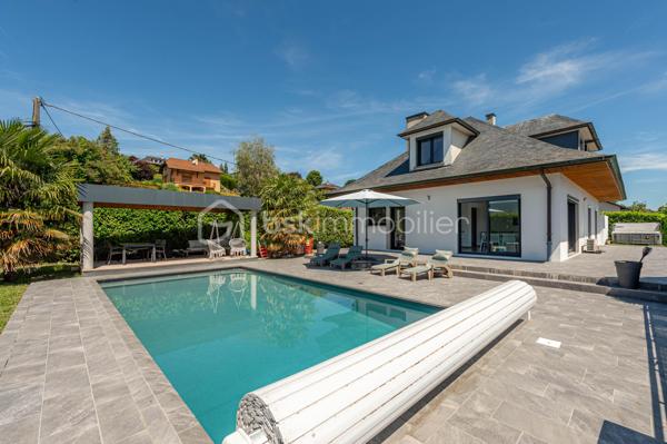 Nouvelle EXCLUSIVITÉ BSK IMMOBILIER !

Vous recherchez une magnifique bâtisse de caractère rénovée avec goût, sur un terrain arboré d’environ 1 000 m² à deux pas du centre-village d’Albens ? Vous êtes au bon endroit !

Située sur les premières hauteurs de la commune, à seulement 1 minute de tous les commerces, venez découvrir cette remarquable propriété de 1968. 
Repensée en 2015, sa rénovation contemporaine lui confère un look californien liant l'intérieur et l'extérieur, idéal pour un cadre de vie haut de gamme et lumineux.

Le grand confort en plus : Pour un bien-être optimal en toutes saisons, la maison est entièrement climatisée au niveau des espaces de vie.

L'intérieur, baigné de lumière, se développe sur deux niveaux parfaitement agencés :

🌟 Le Rez-de-Jardin (Espace de vie principal)

• Vaste pièce de vie ouverte et climatisée comprenant une cuisine équipée, une salle à manger et un séjour avec accès direct à la terrasse entièrement carrelée et au jardin bordant la piscine offrant une vue panoramique imprenable sur les montagnes et la verdure environnante,
• Espace nuit : 3 belles chambres, une salle de bain (avec baignoire et douche) et un WC séparé.

📐 Le Premier Niveau (Idéal enfants ou invités)

• 2 chambres confortables,
• Un second espace de vie climatisé (salon bis, salle de jeux ou home-cinéma),
• Un coin cuisine annexe équipé et une seconde salle de bains.y

🚗 Les Annexes

• Un sous-sol complet avec garage double, buanderie et cave.
• Le petit + : Une véritable salle de sport aménagée pour vos séances à domicile !

🛠️ Prestations & Points Techniques

• Confort thermique : Climatisation sur les niveaux de vie et chauffage par radiateurs reliés à une pompe à chaleur Air/Eau,
• Ouvertures : Menuiseries en aluminium double vitrage, équipées de volets roulants motorisés de type BSO dans la pièce de vie,
• Côté détente : Une superbe piscine (9m x 4m) rénovée en 2015, chauffée et traitée au chlore, parfaite pour prolonger l'ambiance californienne.

Par son emplacement recherché, son panorama et la qualité de ses finitions, cette propriété est un bien rare sur le marché qui saura coup sûr vous séduire.

Contactez-moi dès aujourd'hui pour échanger sur votre projet et organiser une visite exclusive de ce coup de cœur !